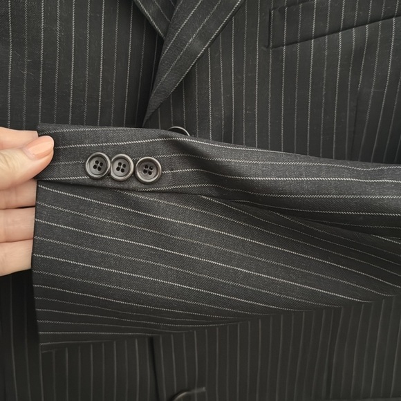 Armani Collezioni pin stripe suit jacket, size 42R - Picture 5 of 9